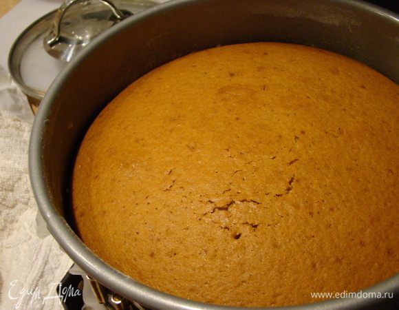 Форму смазать маслом, обсыпать мукой. Выпекать при 175 "С около 45-50 минут, проверять лучинкой, может понадобиться допечь корж еще минут 5, или же сократить на 5 