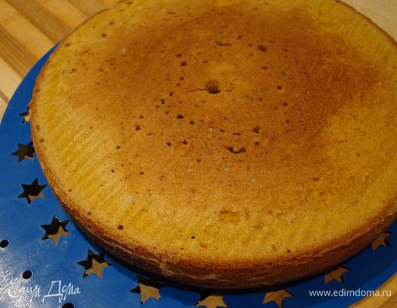 Готовые бисквиты охладить в форме 20 минут, перевернуть на решетку до дальнейшего использования