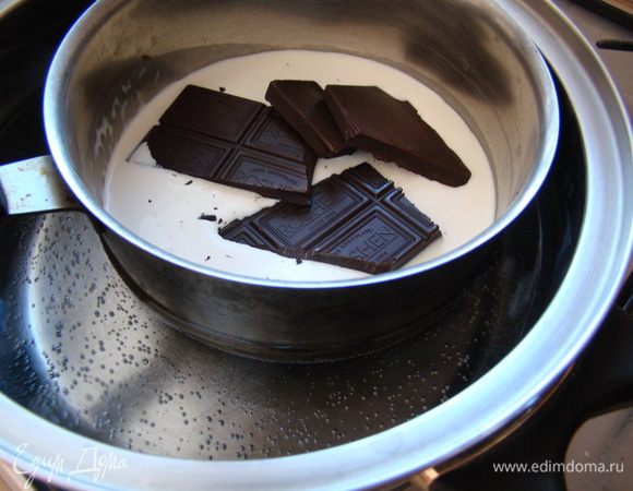 Для ганаша: соединить сливки с шоколадом, нагреть, подождать пока шоколад растопиться, охладить и слегка взбить