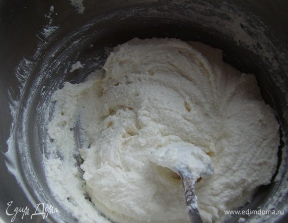 Добавить карамель. Я воспользовалась рецептом Евы http://www.edimdoma.ru/retsepty/39609-karamel и добавила 1 ч.л. соли. Смело можно заменять вареной сгущенкой