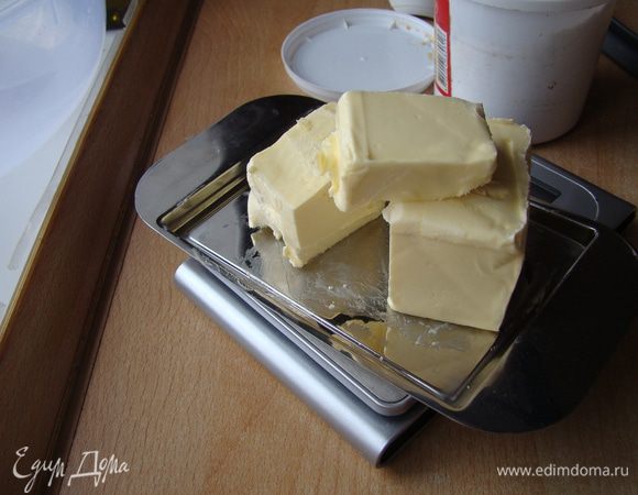 Добавить мягкое масло - взбить