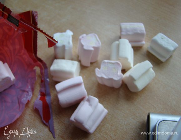 В СВЧ растопить маршмеллоу, соединить с творожным кремом. Охладить