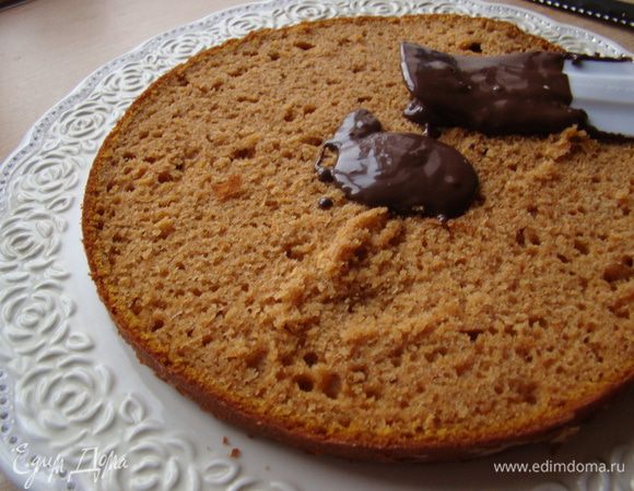 Разрежем наши коржи, каждый на два. Сборка торта: 1 корж, ганаш, крем - 2 корж, ганаш, крем - 3 корж, ганаш, крем - 4 корж, крем