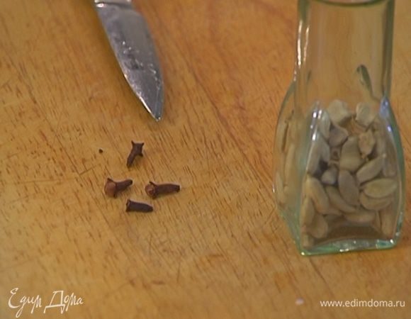 Гвоздику и кардамон растереть в ступке, всыпать мускатный орех и корицу, все перемешать. 