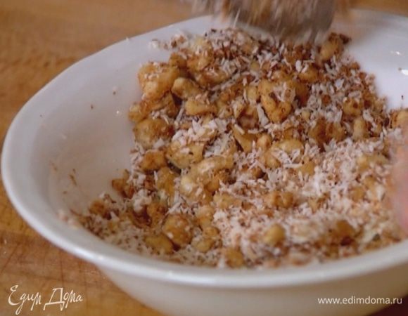Кокосовую стружку всыпать к орехам со специями, перемешать.