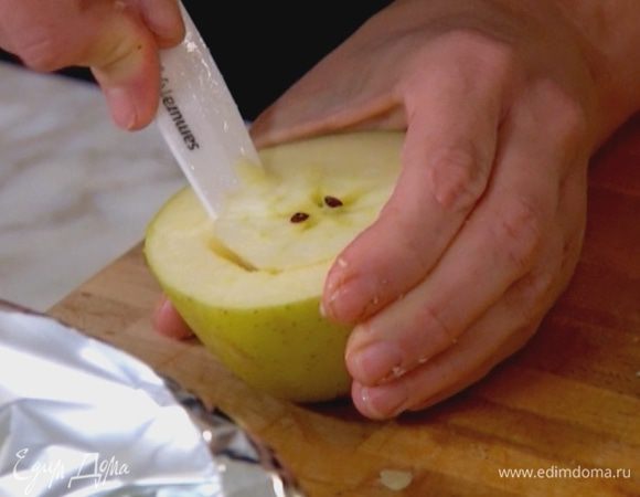 Яблоки разрезать пополам и вырезать сердцевину, не прорезая до конца.