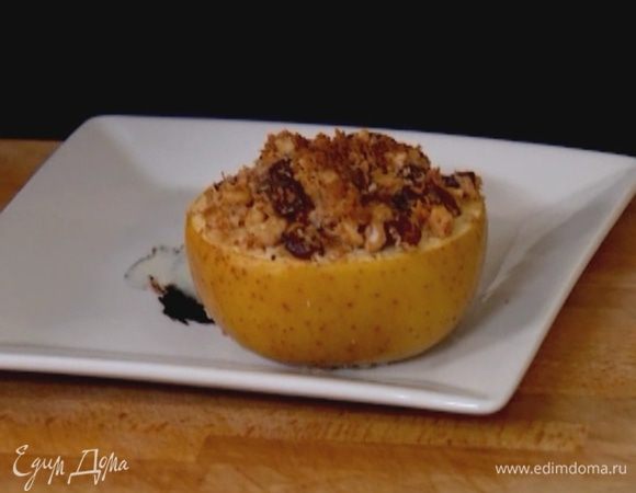 Запекать яблоки в разогретой духовке 15 минут.