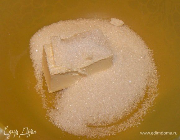 Масло взбить с сахаром до гладкости, добавить яйцо, взбить. 