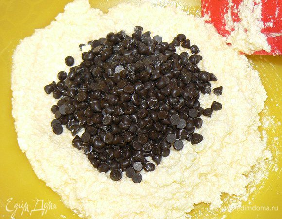Отдельно смешать муку, разрыхлитель, соду, соль и шоколадные капли.