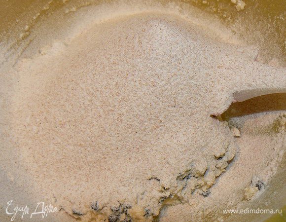 Всыпать муку с разрыхлителем в маслянно-яичную, перемешать до образования теста. 