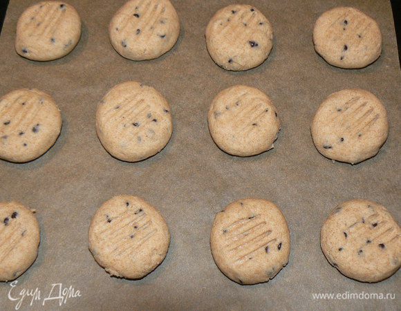 Противень выстелить бумагой для выпечки, из теста скатать шарики, немного придавить их и выложить на противень на расстоянии 5 см. друг от друга, выпекать в разогретой духовке (180-200 С) примерно 20 минут, 

