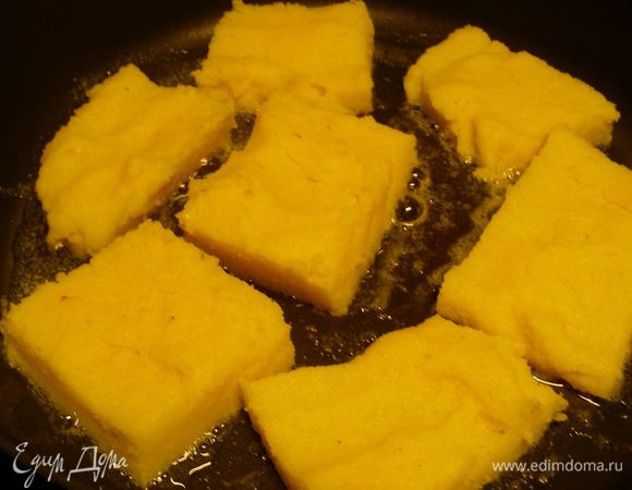 Затвердевшую поленту нарезаем на квадратики (лучше не очень большие, тогда ее легче переворачивать при обжаривании) и обжариваем на смеси растительного и сливочного масла до золотистой корочки (минут по 5 с каждой стороны). Сохраняем в тепле до подачи.
