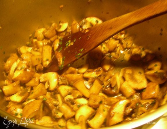 Грибы режем средне, чеснок мелко и обжариваем их на сливочном масле (1-2 ст.л.) минут 7-10. 
