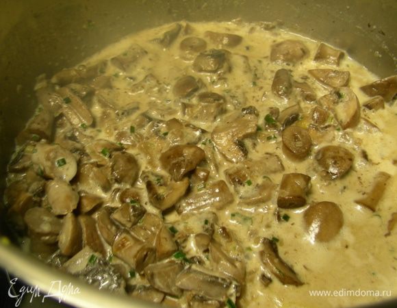 Добавляем сливки, травки по вкусу и готовим все вместе еще минуты 3-5. У меня соус был жидковатый, и я добавила неполную столовую ложку муки. 
