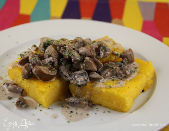 На тарелку выкладываем кусочки поленты. Поливаем соусом. Сверху вкусно присыпать пармезаном и свежей зеленью. Приятного аппетита)