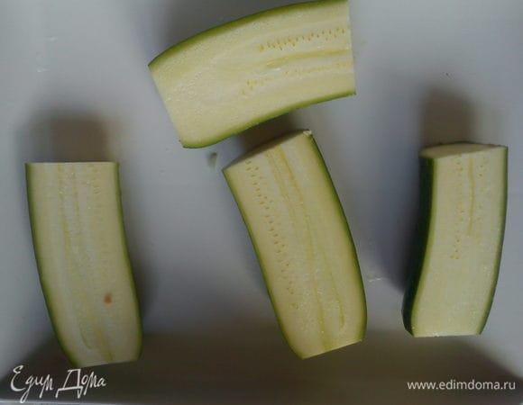 Цкини разрезать на четвертинки.