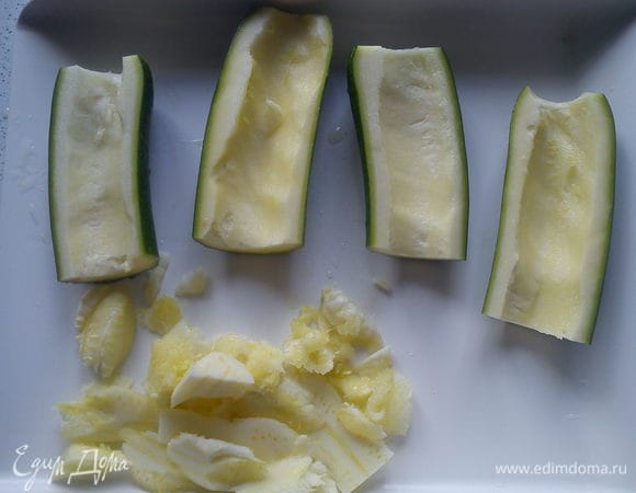 Вычистить ложкой мягкую часть