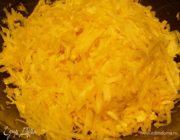 Трем на терке (крупной или средней) сельдерей.
