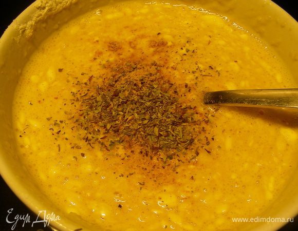 Яйца смешиваем с панировочными сухарями, мукой , специями и зеленью.
