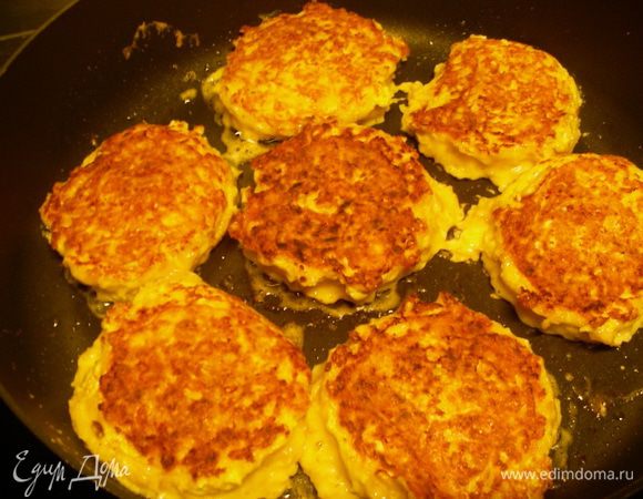 Мокрыми руками формируем котлеты. Количество будет зависеть от их размера (10-15). Обжариваем их на растительном масле до румяной корочки с двух сторон. Затем накрываем их крышкой и готовим на небольшом огне минут 5-7. Я в конце их выкладывала на бумажную салфетку, чтобы удалить лишнее масло. 

