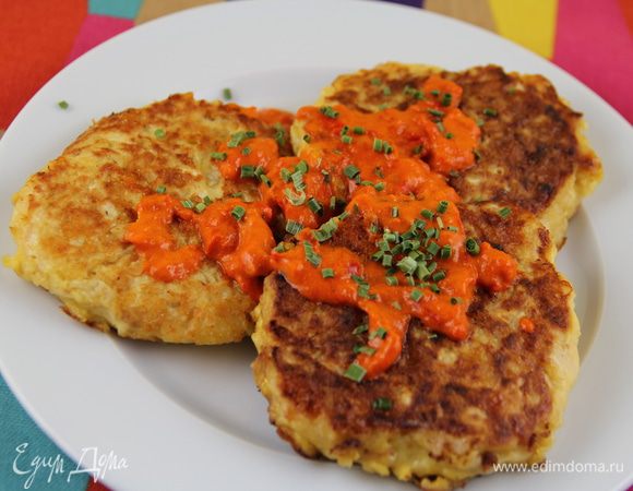 Можно их подавать теплыми или остывшими, со сметаной или соусом по вкусу. Я для соуса смешала соус из запеченного перца со сметаной и немножко его прогрела. Приятного аппетита))
