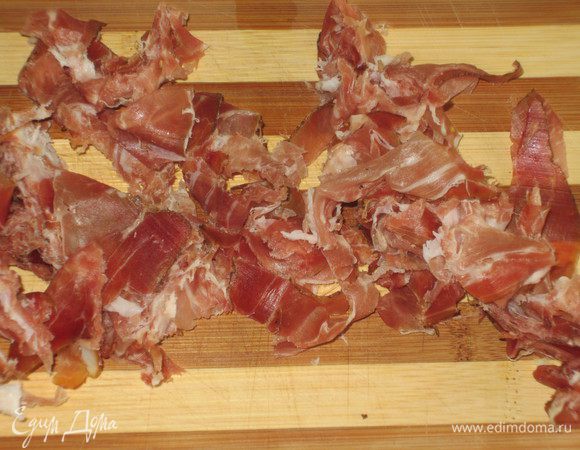 Окорок нарезать широкими полосками.