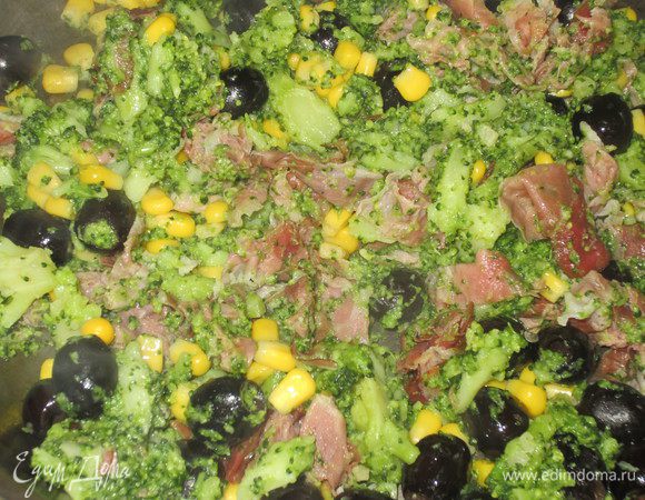 Измельчить чеснок и обжарить в оливковом масле на слабом огне несколько минут. Добавить окорок, маслины, кукурузу, брокколи, посолить, поперчить и прогреть на сильном огне несколько минут, непрерывно помешивая.