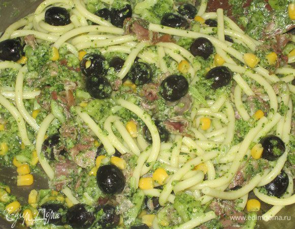 Отвaрить пасту согласно инструкции на упаковке, откинуть на дуршлаг и оставить один половник жидкости от варки пасты. Поместить пасту в сковороду к овощам, добавить жидкость от варки и готовить ещё несколько минут, чтобы объединить ароматы.