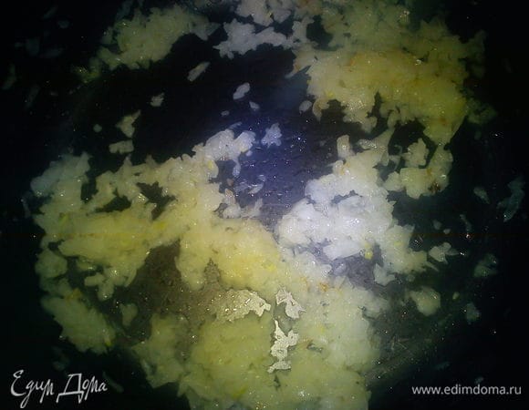 Я готовлю рагу в мультиварке на режиме выпечка. Если готовить в сковороде, последовательность такая же. Разогреть масло и обжарить лук до прозрачности. Добавить морковь и продолжать жарить 5 минут. Выложить тыкву и грибы, посолить и добавить тимьян. Закрыть крышкой и тушить 10-15 минут, пока тыква не станет мягкой.  