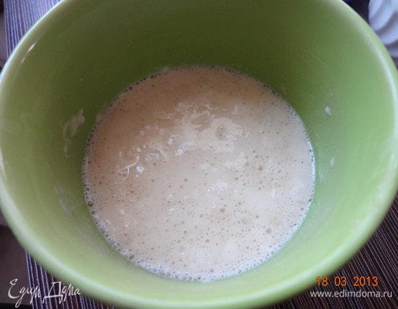 Готовим опару. Дрожжи смешиваем с водой (теплой), добавляем столовую ложку сахара и муки, хорошенько перемешиваем и оставляем в теплом месте, чтобы дрожжи ожили и появились пузырьки.