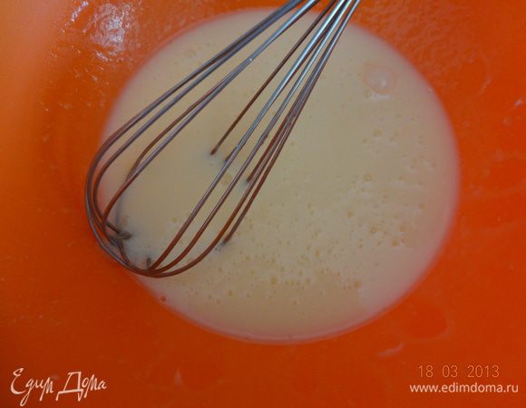 В растопленное (чуть остывшее) сливочное масло добавлять яйца по одному и хорошо перемешивать после каждого, получиться однородная масляно-яичная смесь.