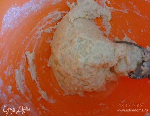 Муку просеять и добавить к масляно-яичной смеси вместе со щепоткой соли, все хорошо вымешать.
