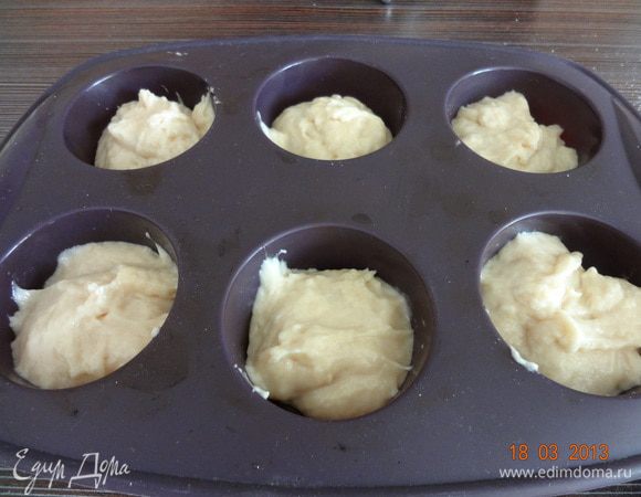 Формочки смазать маслом (если силиконовые, то не нужно) выложить тесто по одной столовой ложке. У меня вышло 6 кексовых формочек и две формочки-мишки для сынули. Убираем в теплое место на расстойку на 40 минут.