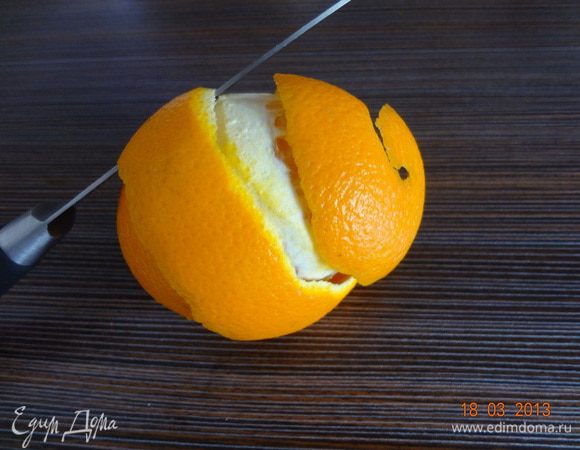 Приготовим тем временем сироп. С апельсина снимаем цедру по спирали, выжимаем из него сок.