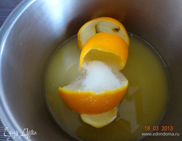 В сотейник выливаем сок апельсина, воду и сахар, кладем спиральку из цедры и ставим на огонь, ждем закипания, огонь убавляем и варим сироп 10 минут, снимаем с огня, процеживаем и остужаем (нам нужно будет не больше одного стакана сиропа).