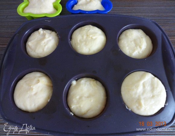 Через 40 минут тесто поднялось, ставим формочки в разогретую до 200 С духовку на 10 минут, затем убавляем до 180 С и оставляем булочки еще на 10 минут.