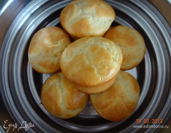 Как только булочки будут готовы, вынимаем из духовки, горячими достаем из формочек и складываем в емкость с широким горлышком или в миску с крышкой как у меня.