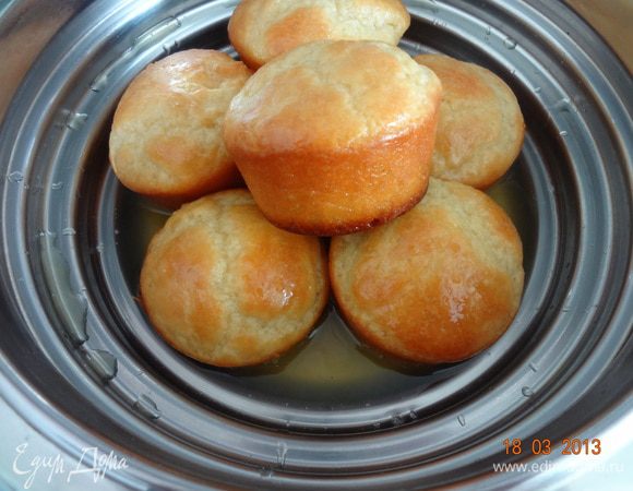 Заливаем булочки стаканом сиропа, закрываем крышкой емкость и аккуратно потряхиваем, чтобы все булочки напитались и пропитались, достаточно 4-5 минут. Вынимаем из емкости и выкладываем на блюдо. Рекомендую кушать чуть остывшими с чаем или кофе.