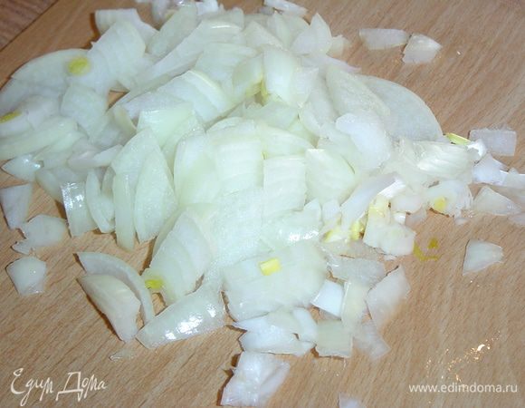 Начинаем процесс с приготовления начинки, для этого очищаем лук и нарезаем кубиками,