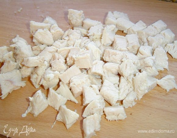 Отвариваем куриное филе, даем остыть и нарезаем кубиками.