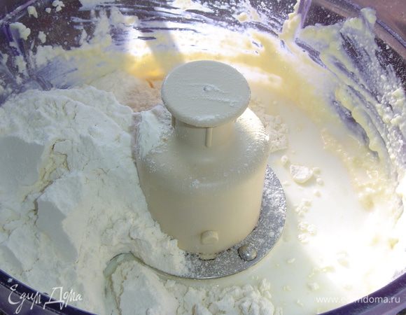В оставшуюся  молочную смесь добавляем соду, перемешиваем и добавляем в творожно-яичную массу, также добавляем муку, соль, сахар (я добавила 0,5 чайной ложки соли и 1 чайную ложку сахара) и взбиваем до однородной массы.