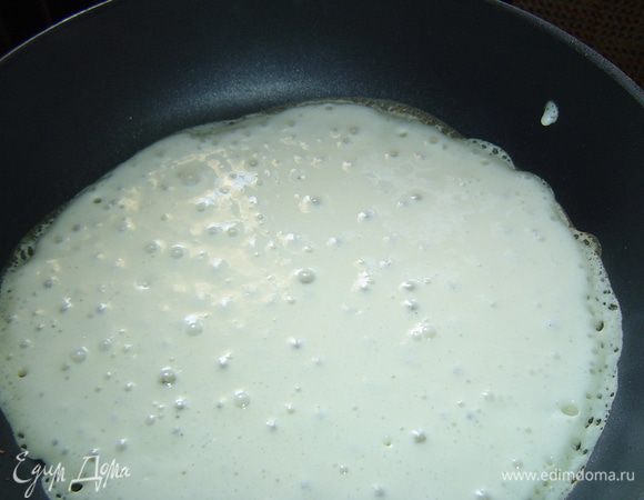 На хорошо разогретую сковороду (первый раз немного смазать растительным маслом) выливаем порцию теста, уменьшаем огонь, накрываем крышкой.