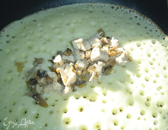 Как только края начнут поджариваться, на середину блинчика кладем начинку