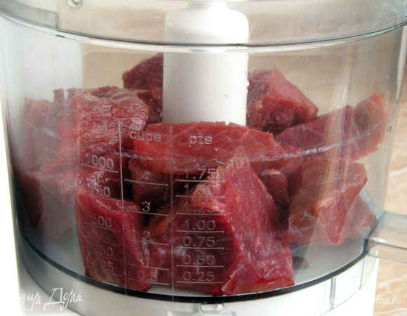 Мясо нарезать. С помощью мясорубки или кухонного комбайна прокрутить в фарш.