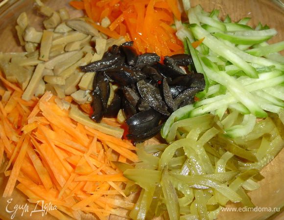 Все ингредиенты соединяем,солим,перчим,заправляем оливковым маслом и соком лимона,аккуратно перемешиваем.