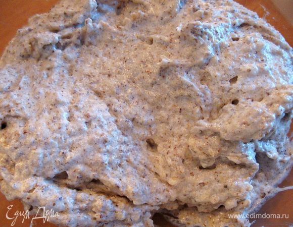 Готовим начинку: взбиваем белок с сахаром до устойчивых пиков и добавляем молотый орех и всё аккуратно перемешиваем.