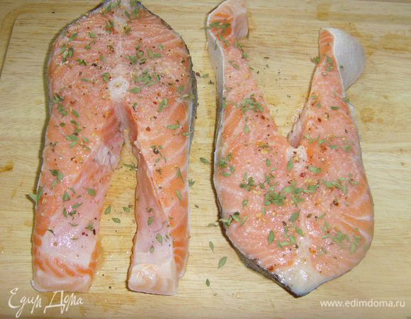 стейки рыбы посолить, поперчить, сбрызнуть лим. соком, посыпать тимьяном и оставить мариноваться при комнатной температуре на 1 час.