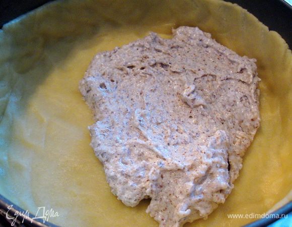 Выкладываем половину начинки на тесто в форме.