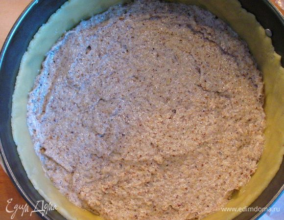 Раскатываем второй кусок теста под размер формы и выкладываем на начинку.
Выкладываем оставшуюся начинку.
