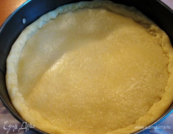 Раскатываем третий кусок теста и укладываем на начинку. Аккуратно защипываем края.

